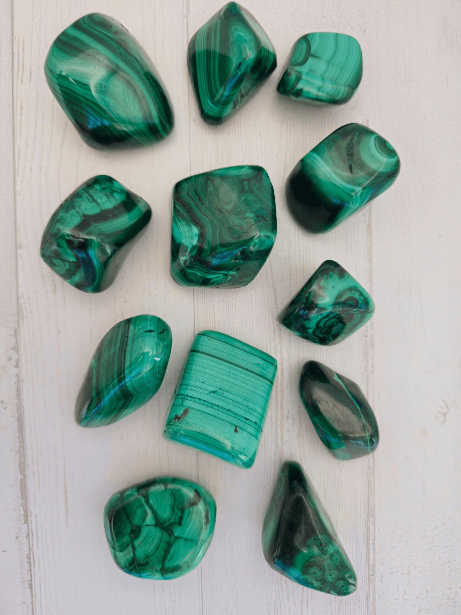Rodado de malaquita 3–4 cm pulido con vetas verdes concéntricas