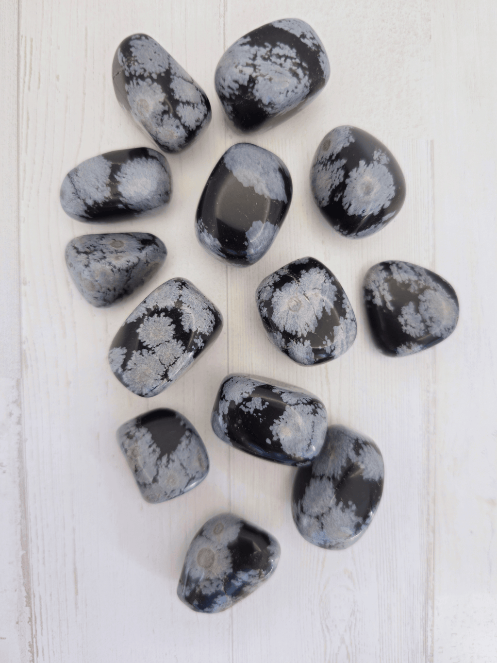 Rodado de obsidiana nevada 2–4 cm pulido con copos grises