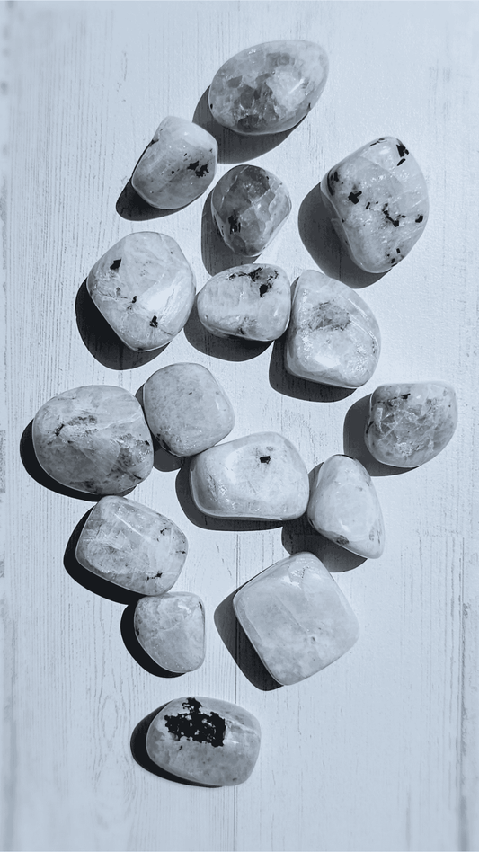 Rodado de piedra luna 2–3 cm con brillo adularescente