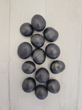Rodado liso de shungit en tonos gris‑plata, tamaño 16‑21 mm; ideal para conexión a tierra y protección energética.