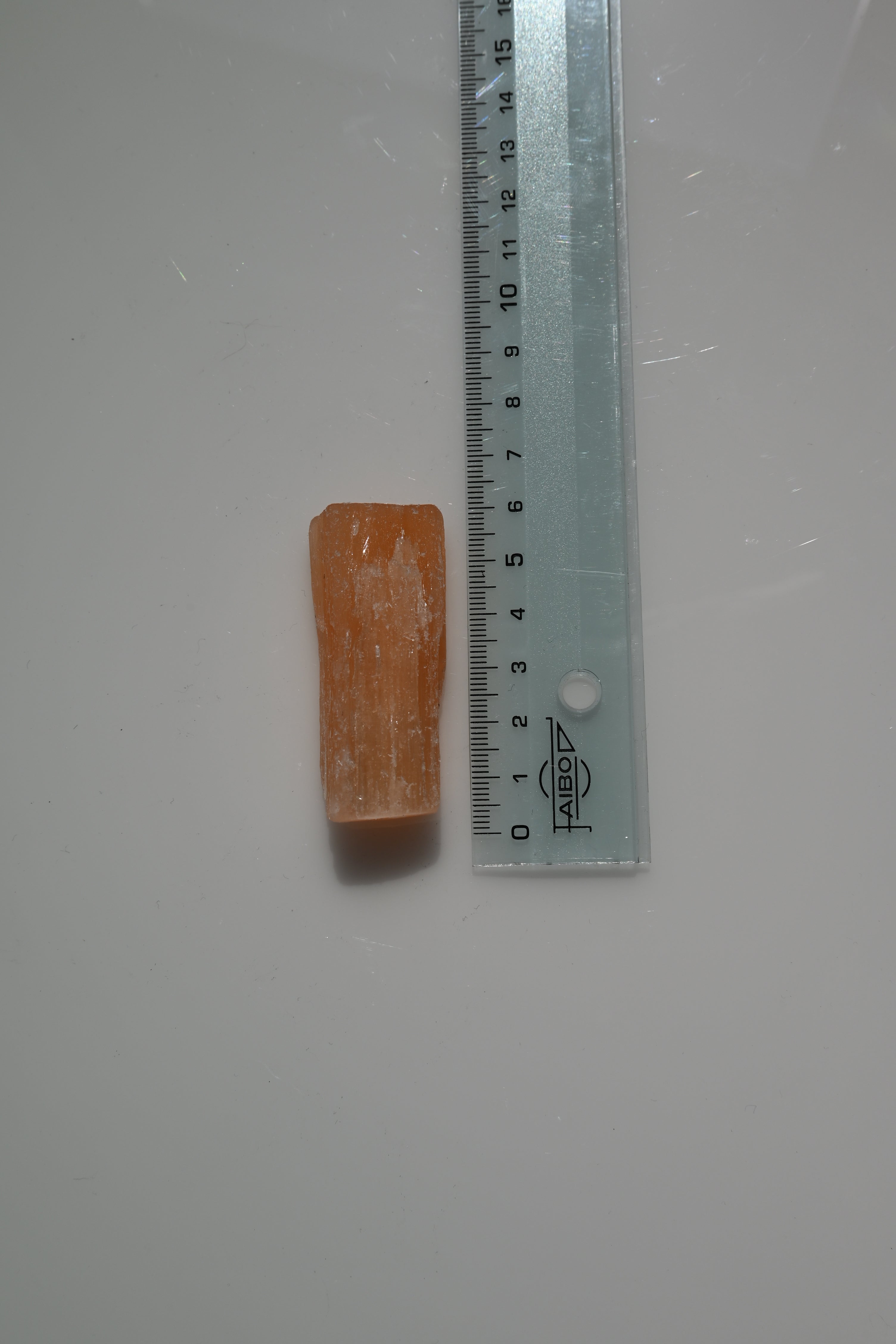 Barra de selenita naranja natural sin pulir, 5 a 7 cm. Mineral cálido ideal para limpieza energética y equilibrio emocional.