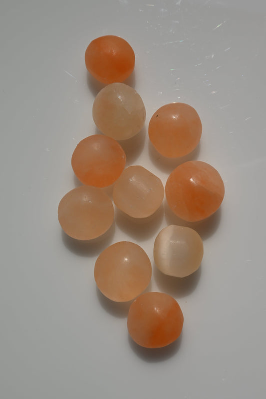 Rodado de selenita naranja/roja natural 20–30 mm