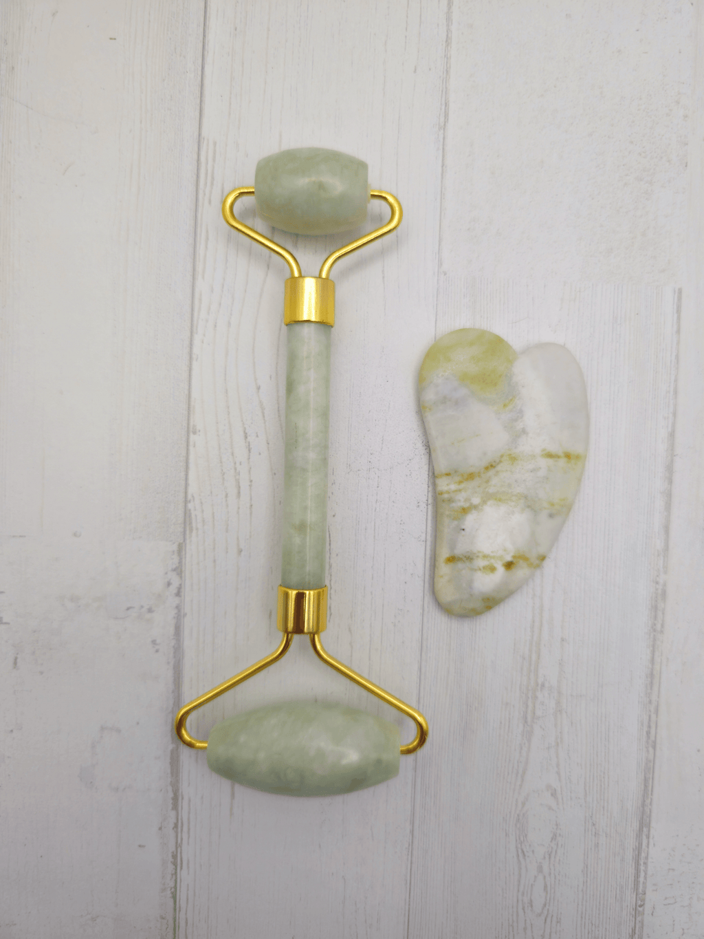 Set de jade con roller facial y gua sha, con neceser