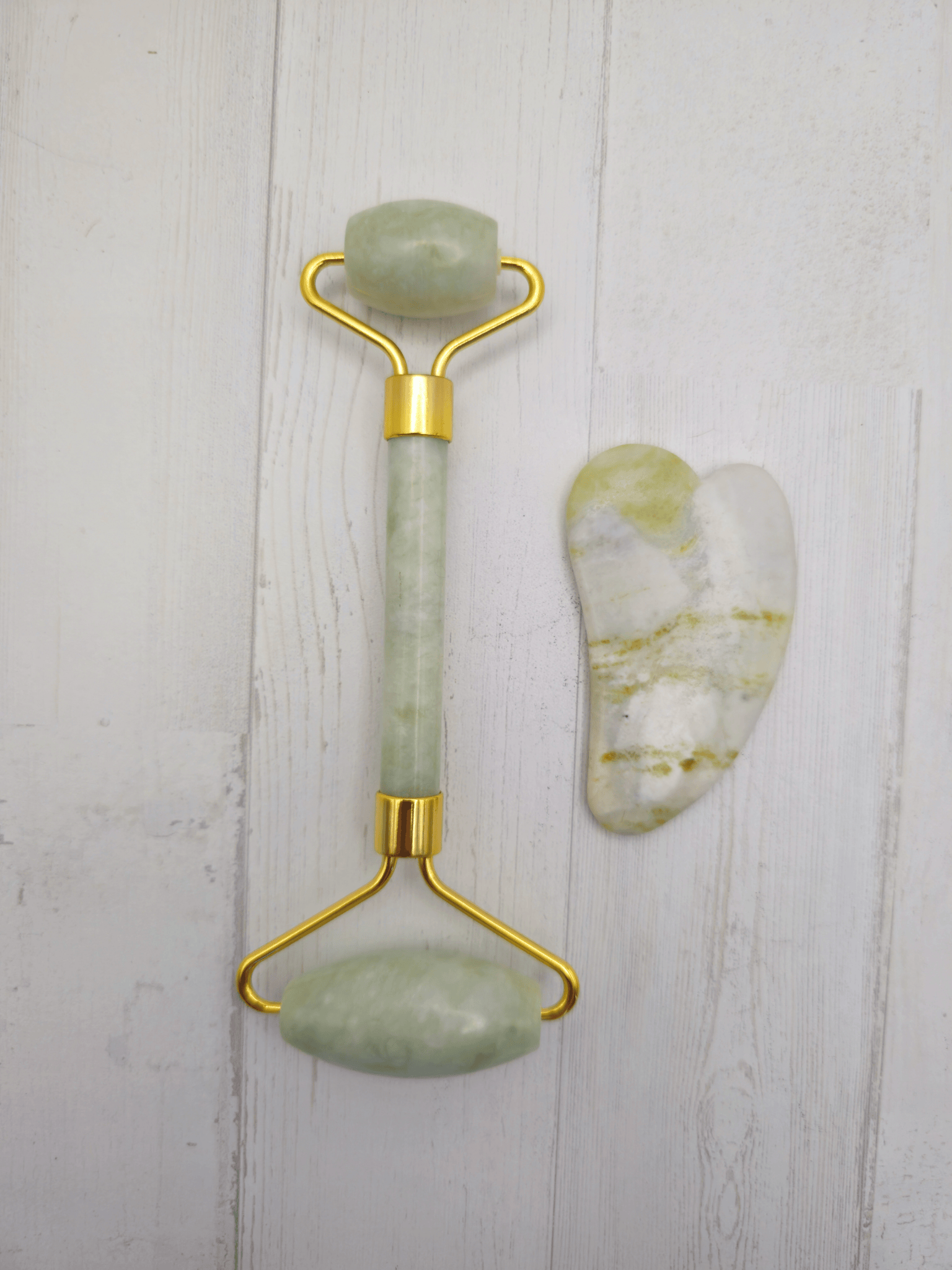 Set de jade con roller facial y gua sha, con neceser