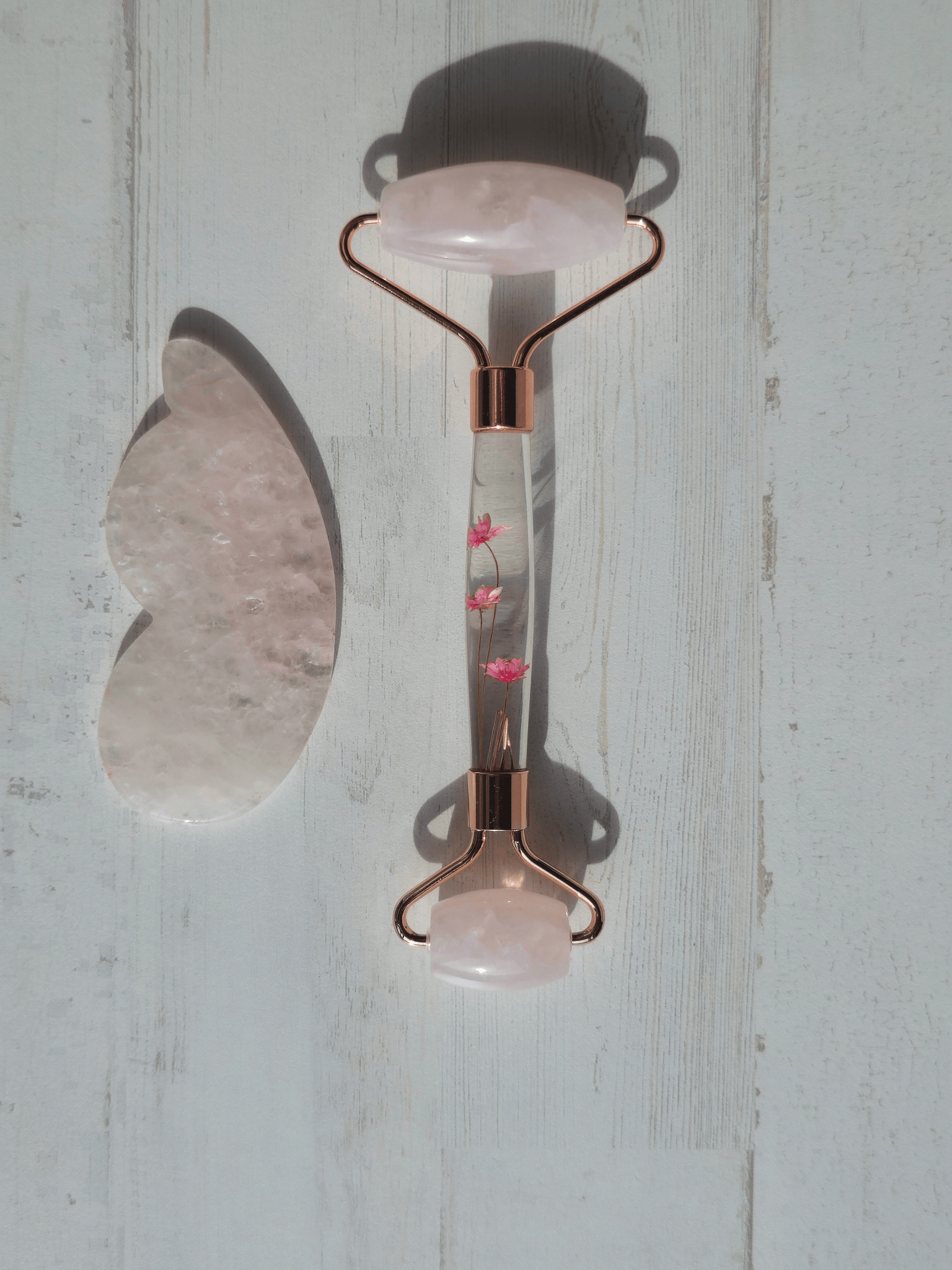 Set de cuarzo rosa con roller de flores y gua sha, con neceser