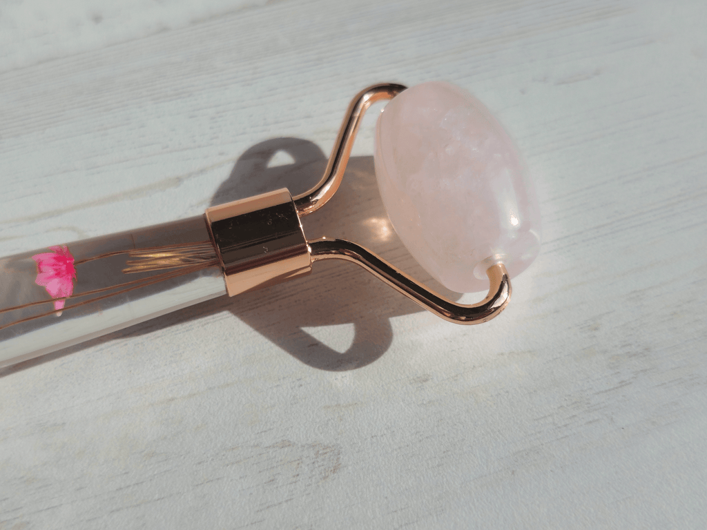 Set roller y gua sha de Cuarzo Rosa (flores) | amor propio y armonía