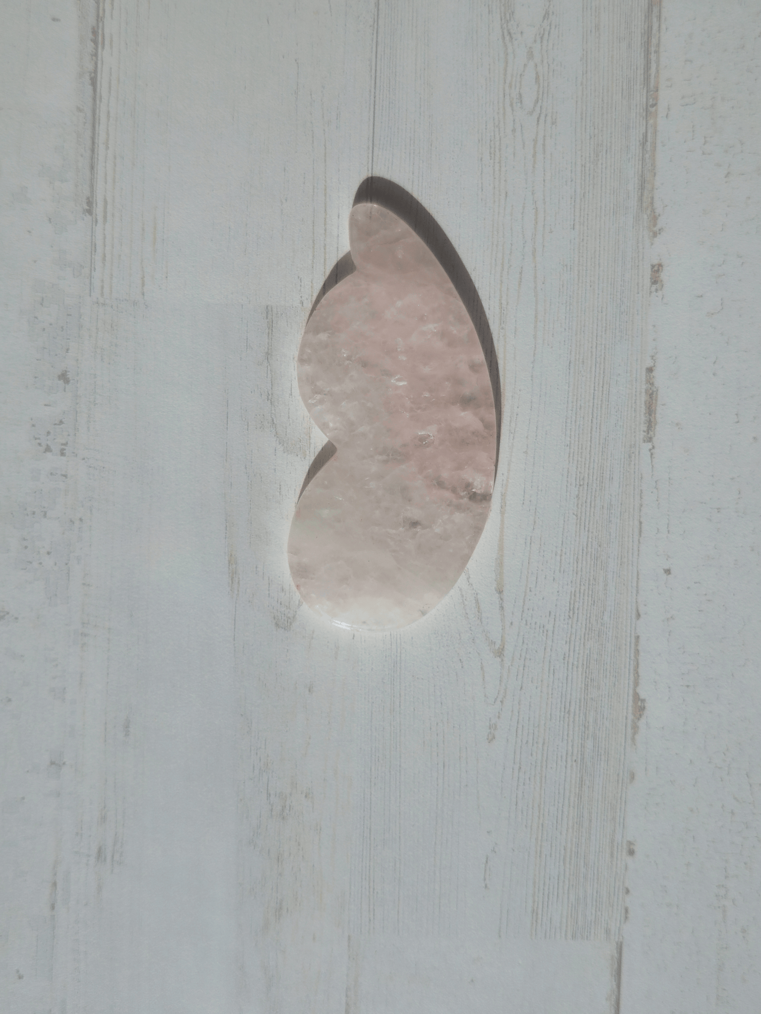 Masajeador gua sha de cuarzo rosa en forma calabaza