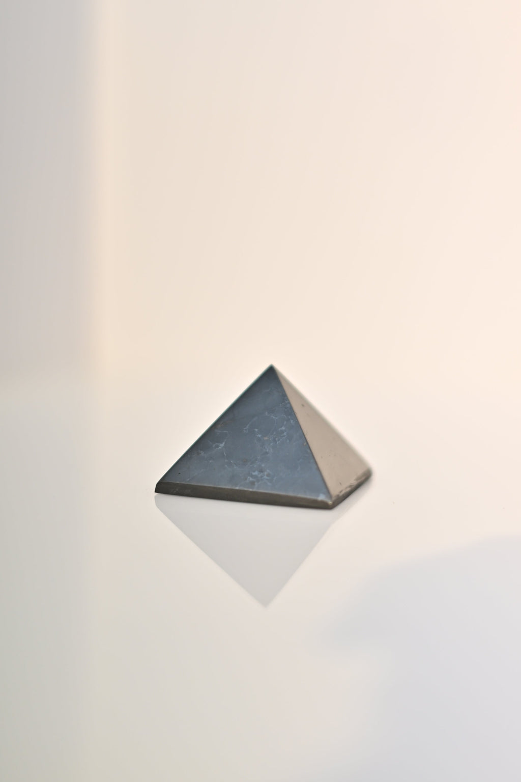 Pirámide de shungita pulida negra 4×4×4 cm
