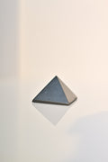 Pirámide de shungita pulida negra 4×4×4 cm