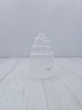 Torre de selenita blanca translúcida, 60 × 35 mm, ideal para purificar el espacio y elevar la energía.