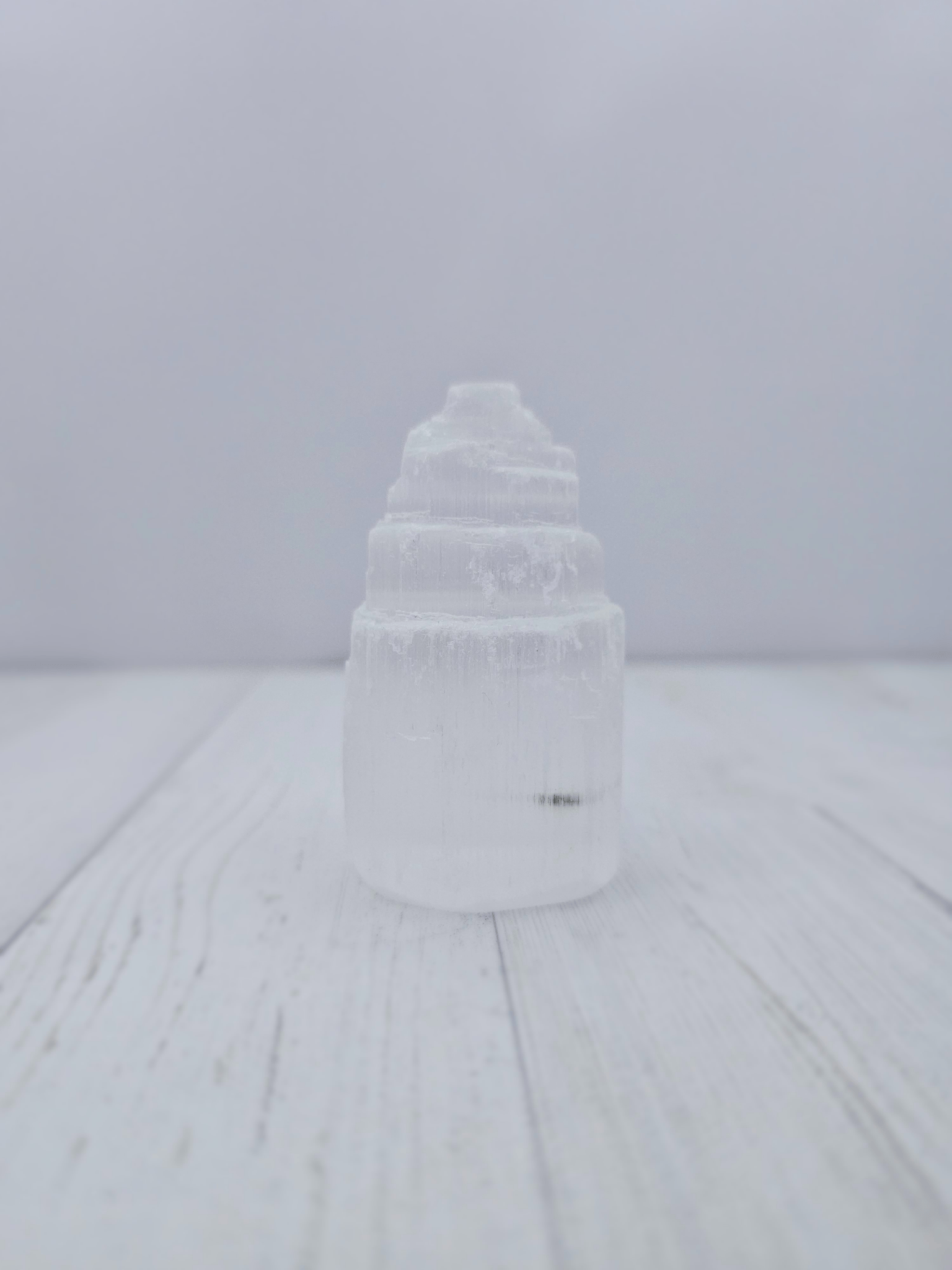 Torre de selenita blanca translúcida, 60 × 35 mm, ideal para purificar el espacio y elevar la energía.