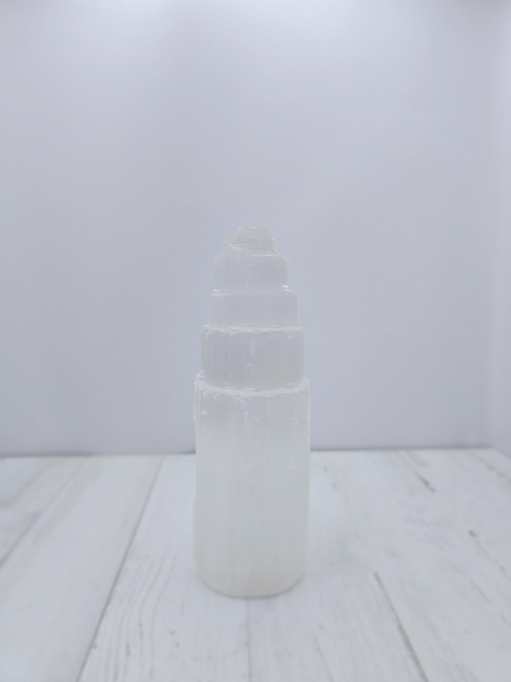 Torre de selenita blanca de 150 × 50 mm, ideal para armonizar la energía del hogar o el espacio de meditación.