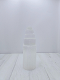 Torre de selenita blanca de 150 × 50 mm, ideal para armonizar la energía del hogar o el espacio de meditación.