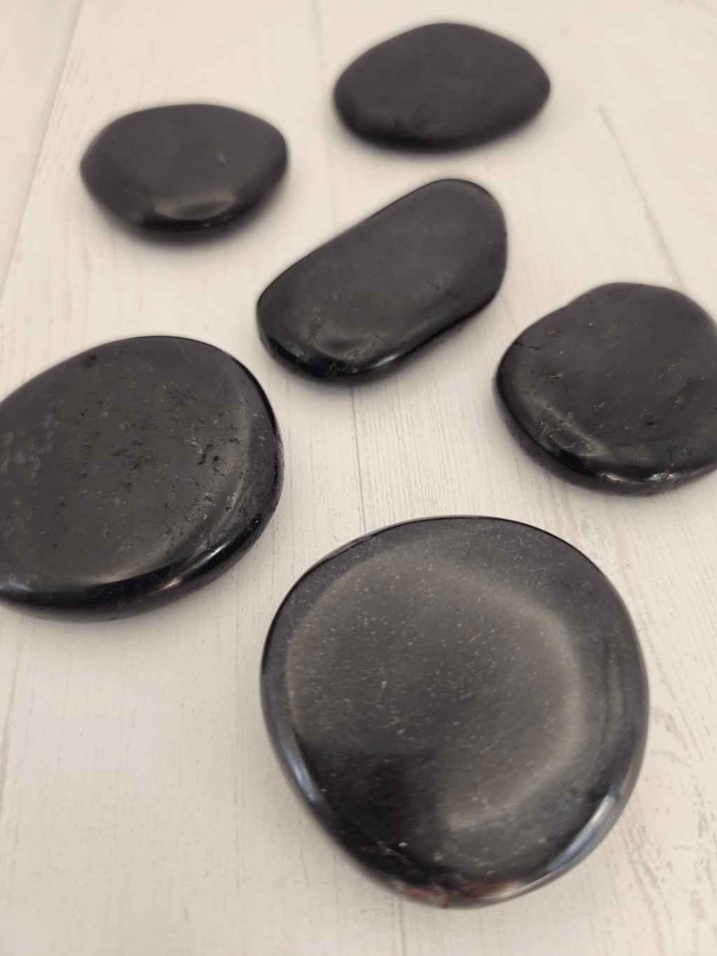 Guijarro plano de turmalina negra (37–53 mm), pieza única ideal para estabilizar y proteger energía personal o del espacio.