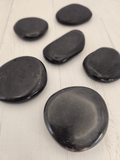Guijarro plano de turmalina negra (37–53 mm), pieza única ideal para estabilizar y proteger energía personal o del espacio.