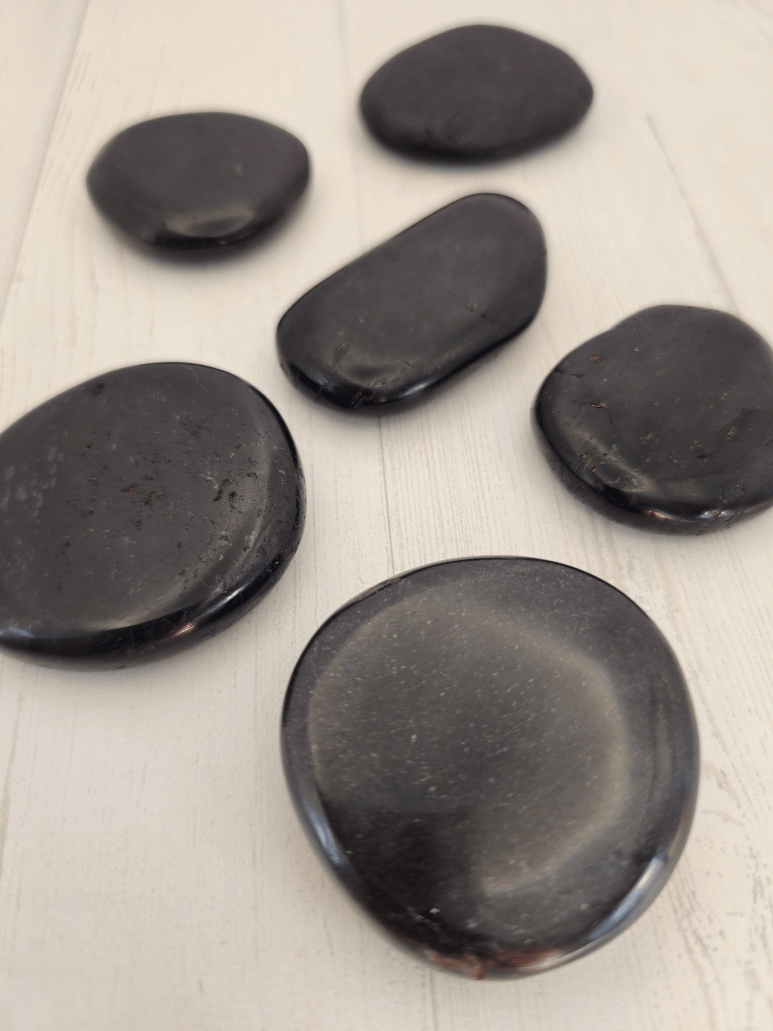 Guijarro plano de turmalina negra (37–53 mm), pieza única ideal para estabilizar y proteger energía personal o del espacio.