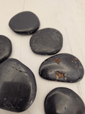 Rodado Plano Turmalina Negra | Protección Energética · Chakra Raíz
