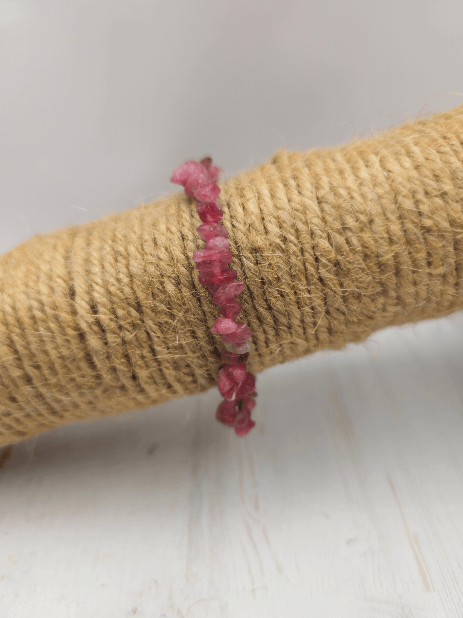 Pulsera barroca de turmalina rosa en tonos rosa suave, montada en hilo elástico, ideal para amor, armonía emocional y energía del corazón.