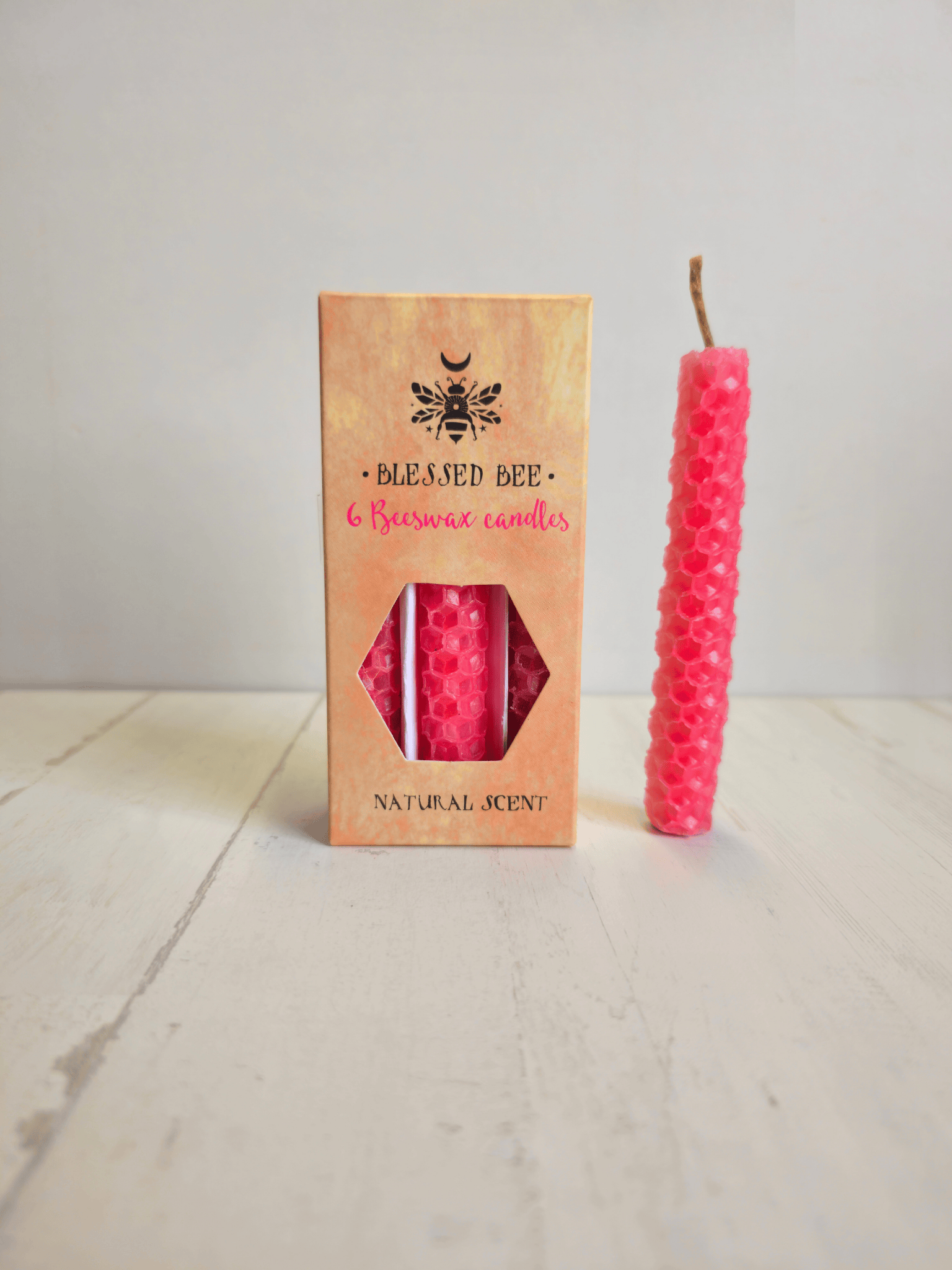 Caja con 6 velas rosa de cera de abeja de 1,5 × 10 cm, perfectas para ambientar, iluminar o acompañar sahumerios con calma y belleza.
