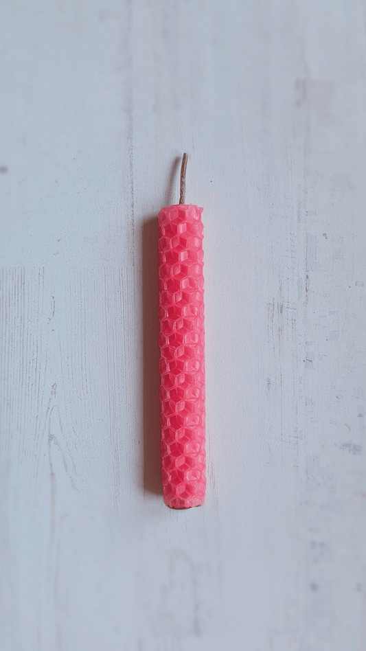 Vela rosa de cera de abeja, medidas 1.5×10 cm, ideal para rituales de amor, armonía energética y conexión con el chakra corazón.