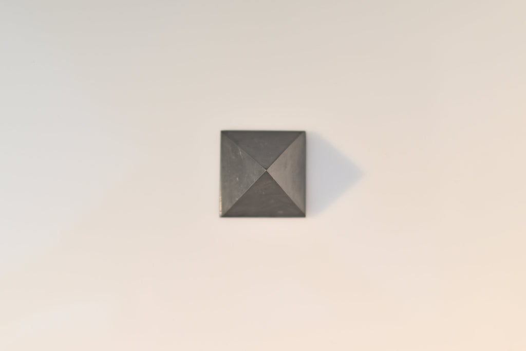 Pirámide de shungita pulida negra 4×4×4 cm